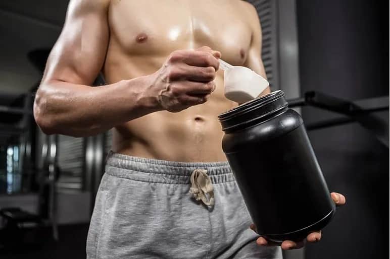 Proteiny przed czy po treningu: co wybrać dla lepszych wyników?